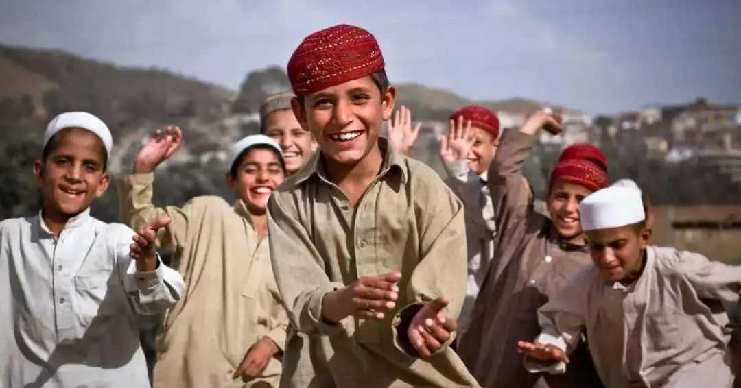 Pakistan's Unique Gesture: Shaking the Head to Show Agreement